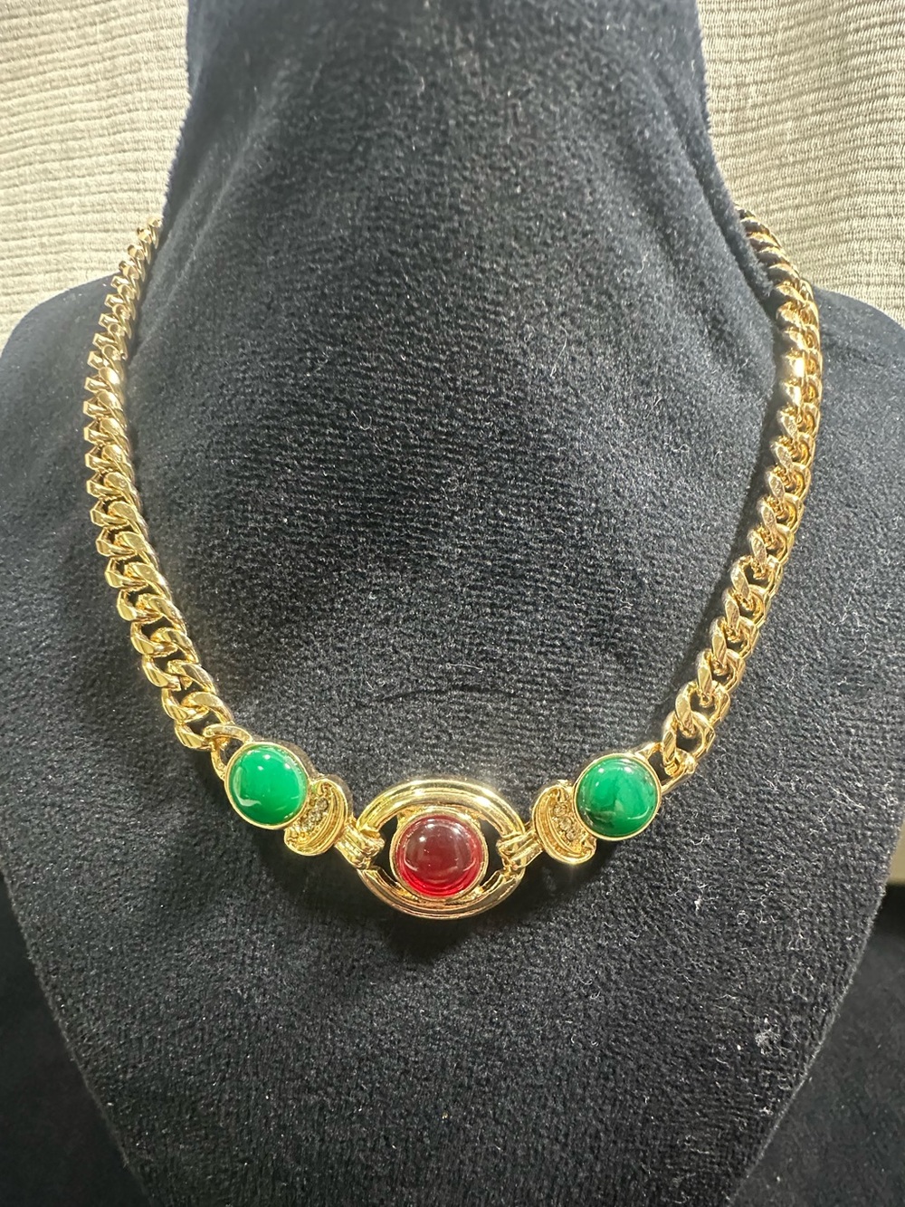 Beautiful Vtg Mogul Green & Red Cabochon Curb Link Necklace